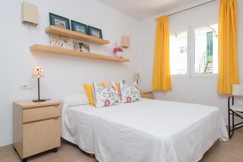 ポルト・ダルクディアにあるCan Garretaのベッドルーム(白いベッド1台、窓付)