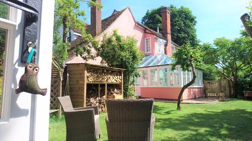 Taman di luar The Mill, Long Melford