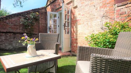Taman di luar The Mill, Long Melford