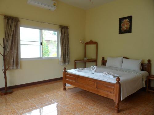 Кровать или кровати в номере Khaolak Summer House Resort