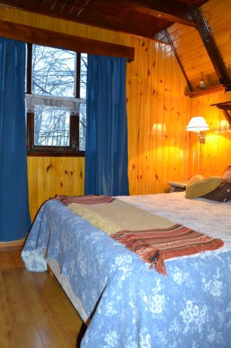 Cama ou camas em um quarto em Cabañas Bosque Del Faldeo