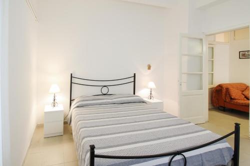 ein Schlafzimmer mit einem Bett und zwei Nachttischen in der Unterkunft Taormina Sunny Experience in Taormina