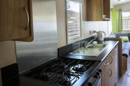 Kuchyň nebo kuchyňský kout v ubytování Agroturystyka Wichrowe Wzgorze