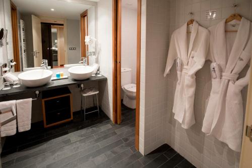 a bathroom with two sinks and two mirrors at Font D'Argent Canillo in Canillo