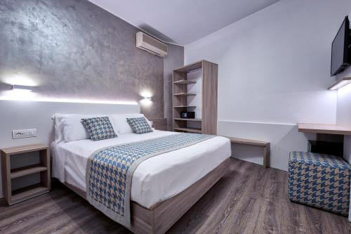 Una habitación de hotel con una cama y un televisor. en Hotel Jet, en Lido di Jesolo