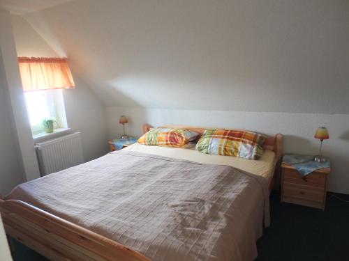 ザスニッツにあるFischhus Bormannのベッドルーム1室(枕2つ、窓付)