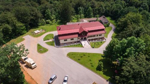 Uma vista aérea de Guest House Plitvicki Emaus