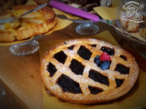 a pie sitting on top of a table at Casamare Hotel in San Vincenzo