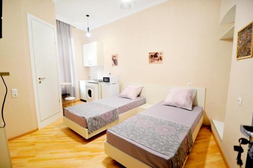 Cette petite chambre comprend 2 lits. dans l'établissement Old Arsena Apartments, à Tbilissi