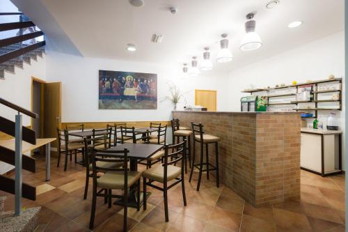 restauracja ze stołami i krzesłami w pokoju w obiekcie Guest House Plitvicki Emaus w mieście Jeziora Plitwickie