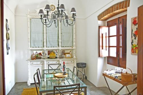 a dining room with a glass table and chairs at Pinheiro de Monsaraz- Casa De Santa Maria T3 com piscina in Reguengos de Monsaraz