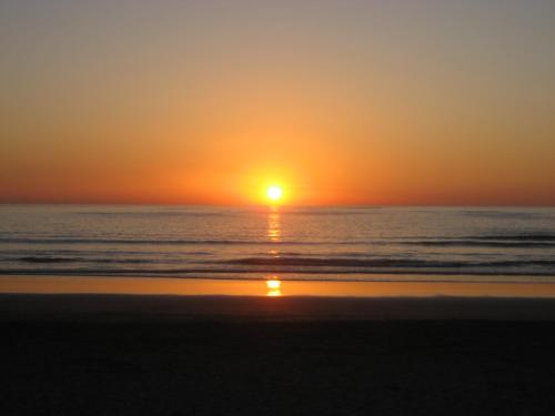 een zonsondergang op het strand met zonsondergang bij Villa Sunset B&B in Aourir