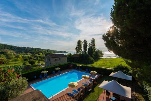 una vista aérea de una piscina con sombrillas en Hotel Torricella, en Magione
