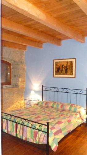 a bedroom with a bed in a room at B&B Ca Dei Lenzotti in Riolunato