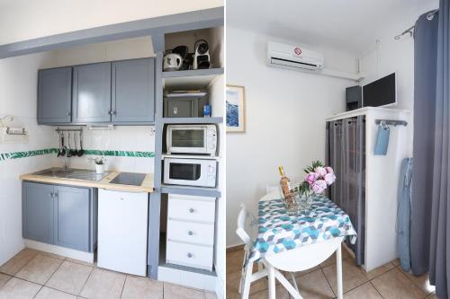 une petite cuisine avec une table et un réfrigérateur dans l'établissement Au Grand sud, à Hyères