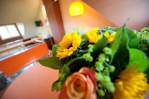 a bouquet of yellow flowers on a table at B&B Carpe Diem in Westerlo