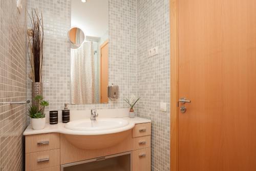 łazienka z umywalką i lustrem w obiekcie Apartment Beach Front Canet w mieście Canet de Mar