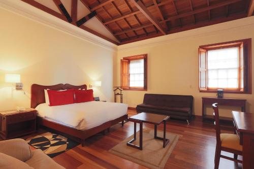 1 dormitorio con cama, sofá y mesa en Hotel Santa Lucia Boutique Spa en Bogotá