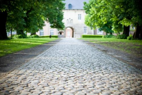 a cobblestone street in front of a building at B&B Carpe Diem in Westerlo
