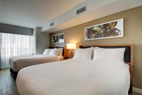 Tempat tidur dalam kamar di Holiday Inn & Suites Peoria at Grand Prairie, an IHG Hotel
