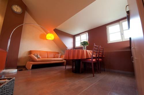 a living room with a table and a couch at B&B Carpe Diem in Westerlo