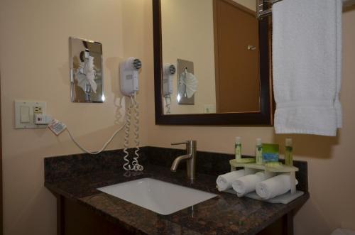 Kylpyhuone majoituspaikassa Ramada by Wyndham Santa Fe