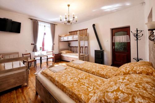 Postel nebo postele na pokoji v ubytování Szérűskert Vendégház Pusztaszer