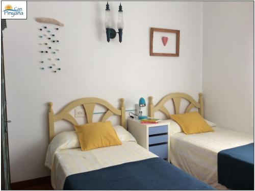 1 dormitorio con 2 camas y escritorio en Can Pinyana, en Torreblanca