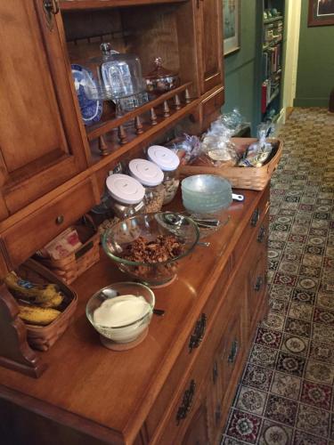 羅克波特的住宿－馬纓丹住宿加早餐旅館，木台面,上面有碗和盘子