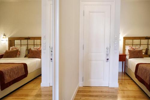 two beds in a room with two beds sidx sidx sidx sidx at Casas de São Bento in Lisbon