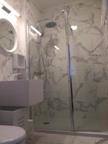baño con ducha y puerta de cristal en SAINT MALO Appartement, en Saint-Malo