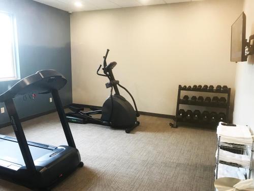 a room with a gym with a bike and a treadmill at Berlin Encore Hotel & Suites in Berlin