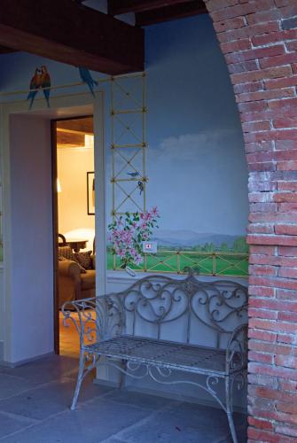a bench with a vase of flowers on a balcony at Residenza Ca De Frati in Arezzo