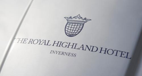 The Royal Highland Hotelに飾ってある許可証、賞状、看板またはその他の書類