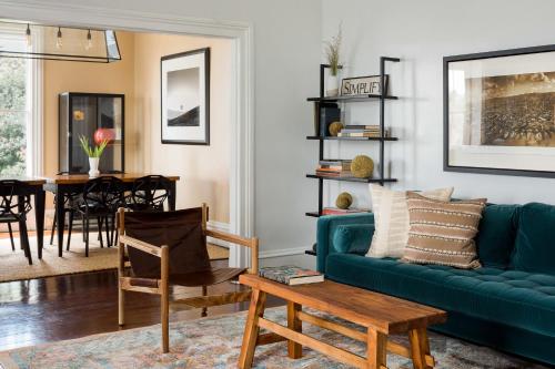 uma sala de estar com um sofá azul e uma mesa em Inns of Mendocino em Mendocino