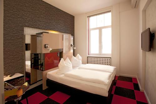 Postel nebo postele na pokoji v ubytování Hotel Cristall - Frankfurt City
