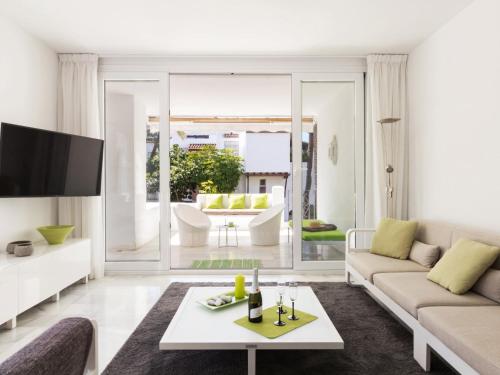 Een zitgedeelte bij Apartment Alcazaba Beach by Interhome