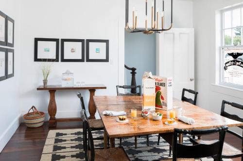 una sala da pranzo con tavolo in legno e scatola di Inns of Mendocino a Mendocino