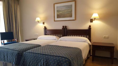 pokój hotelowy z dwoma łóżkami w pokoju w obiekcie Parador de Ceuta w mieście Ceuta