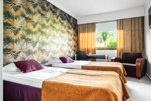 Ένα ή περισσότερα κρεβάτια σε δωμάτιο στο Hotel Käenpesä