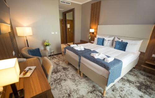 Postel nebo postele na pokoji v ubytování Outlet Hotel Polgár