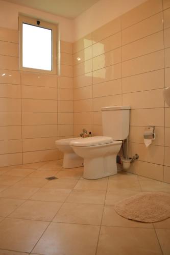 a bathroom with a toilet and a sink at Belvedere Adriatica in Qeparo