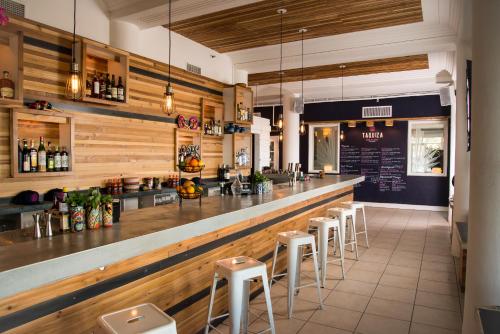 Ο χώρος του lounge ή του μπαρ στο Broadmore Miami Beach
