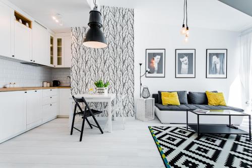 a living room with a couch and a table at Apartament 43 z widokiem na jezioro - Giżycko in Giżycko