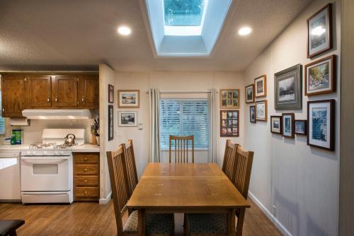 Dapur atau dapur kecil di 42R Rosenberg's Creekside Cabin