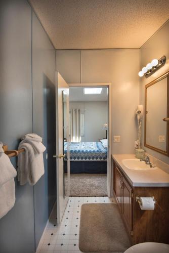 Katil atau katil-katil dalam bilik di 42R Rosenberg's Creekside Cabin