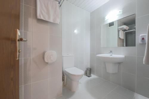 メルスィンにあるHosta Otelの白いバスルーム(トイレ、シンク付)