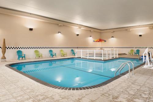 בריכת השחייה שנמצאת ב-Radisson Hotel Ames Conference Center at ISU או באזור