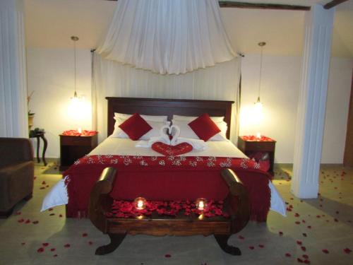a bedroom with a bed with a heart on it at La Quinta San Andrés in Ibarra