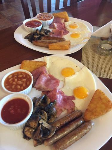 dos platos de comida en una mesa con huevos y setas en Amigos, en Pawlikeni